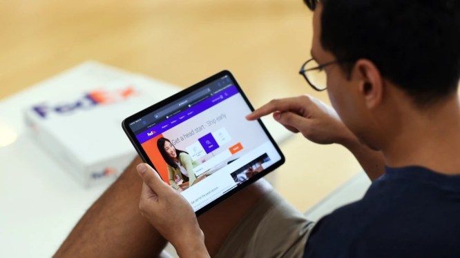 man using FedEx app on tablet